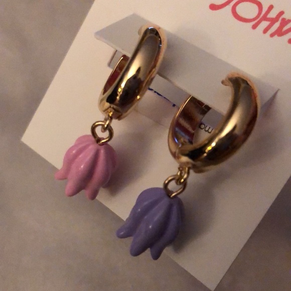 Betsey Johnson Gold Tone Huggie Hoop Earrings Mismatched Tulip Charm NWT - Picture 9 of 13